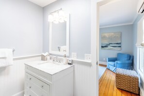 Room 8 | 浴室 | 淋浴设施、吹风机、毛巾