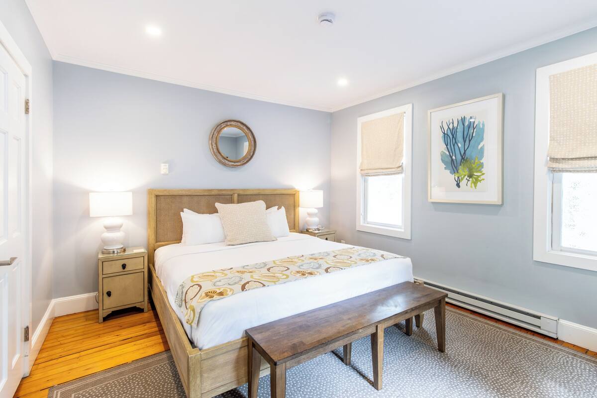Premium bedding, iron/ironing board, WiFi (free), individually decorated
