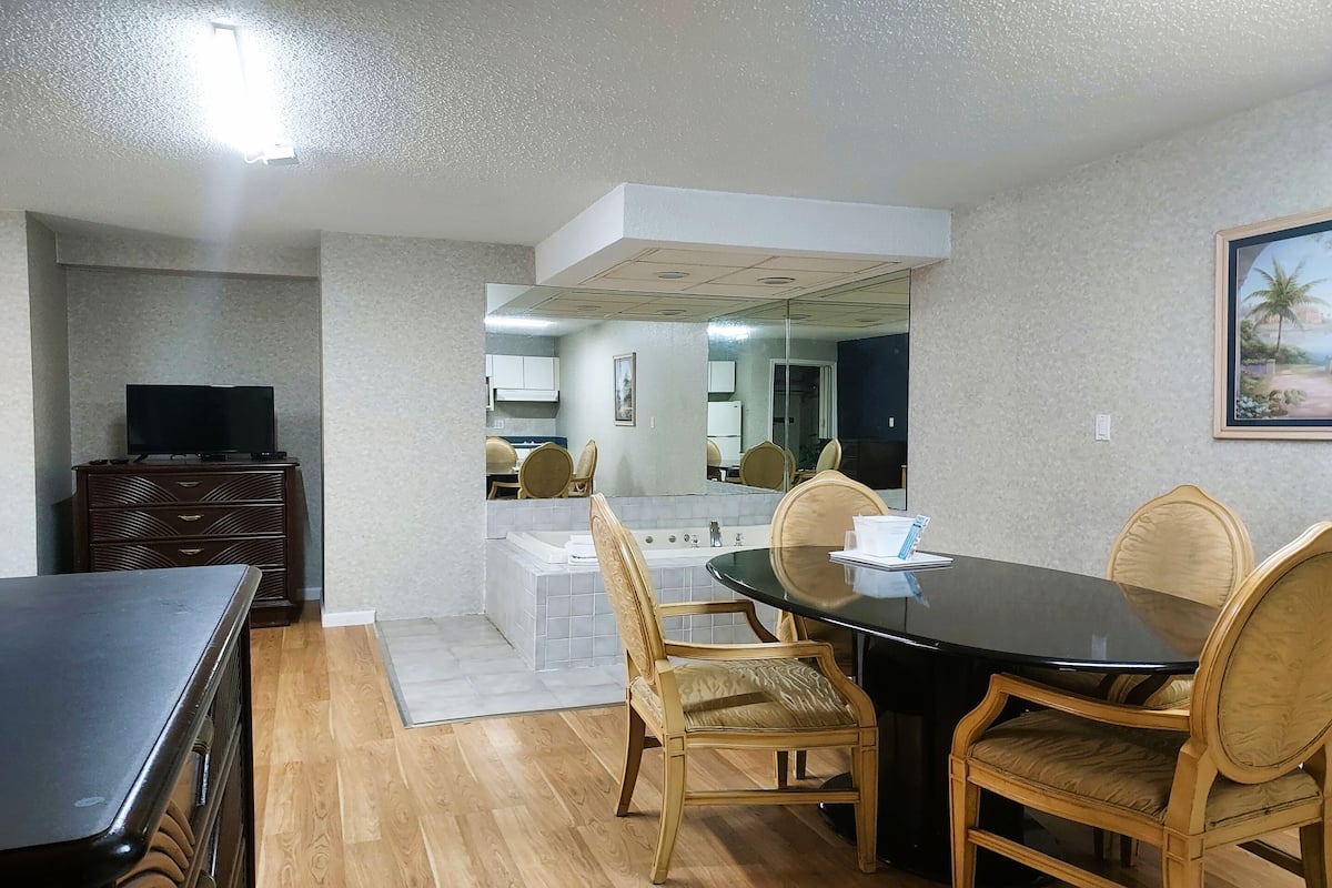 1 habitación, tabla de planchar con plancha, wifi gratis y ropa de cama