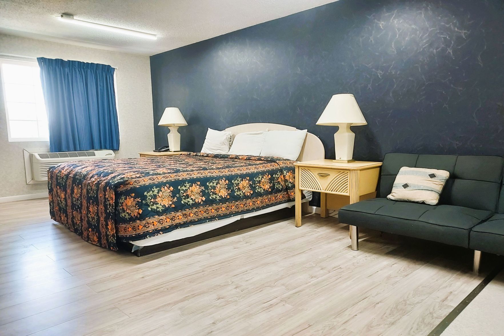 Iron/ironing board, free WiFi, bed sheets