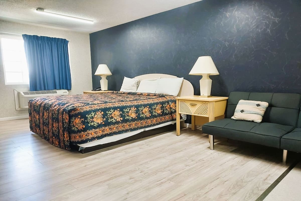 Tabla de planchar con plancha, wifi gratis y ropa de cama