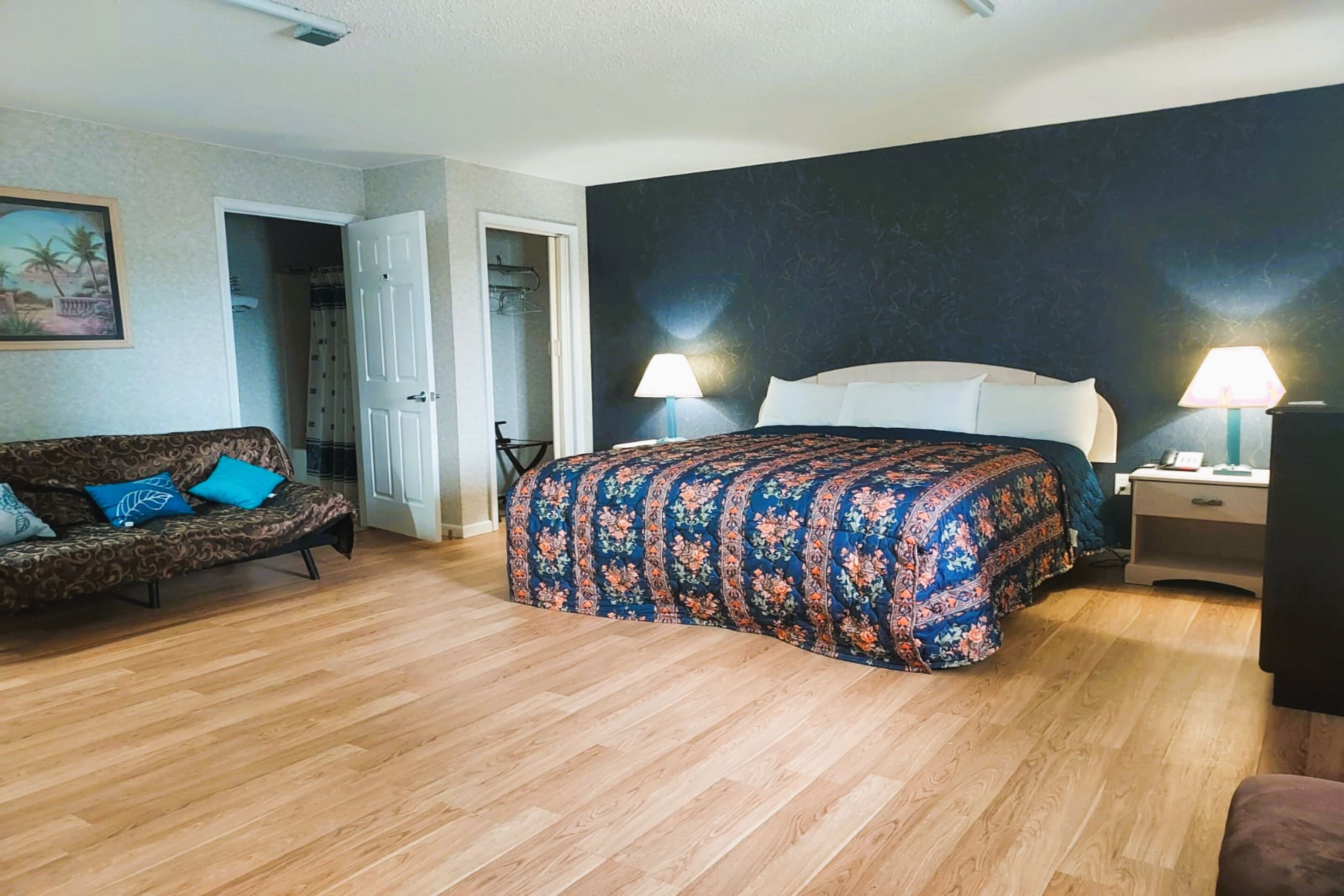 Tabla de planchar con plancha, wifi gratis y ropa de cama 