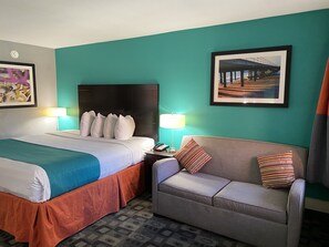 Skrivebord, blendingsgardiner, lydisolert og strykejern/-brett