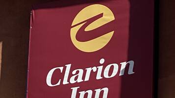Un panneau de couleur bordeaux portant le logo et le nom de l’hôtel Clarion Inn.