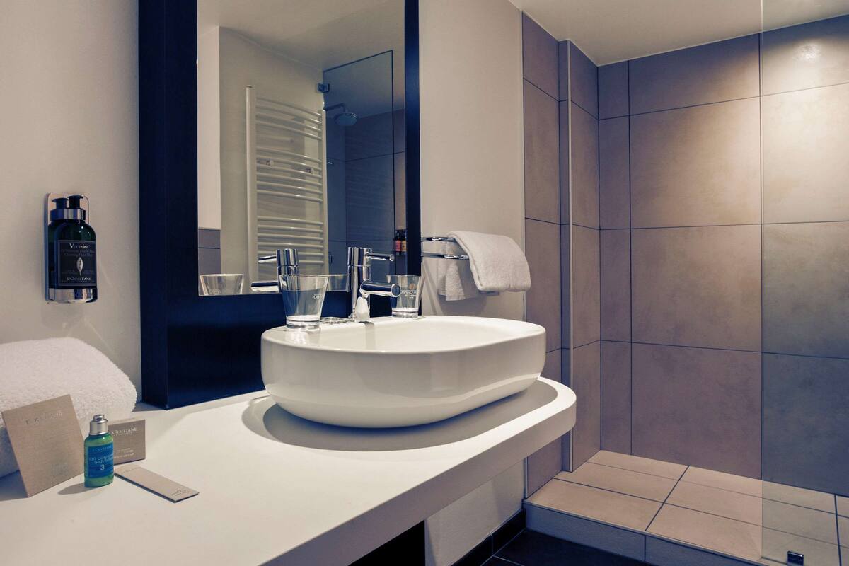 1 bedroom, premium bedding, select comfort beds, blackout curtains