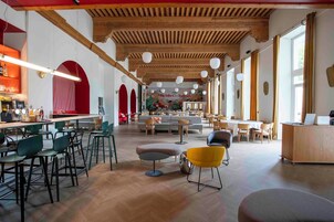 供应早餐、午餐和晚餐，地方菜，花园景观