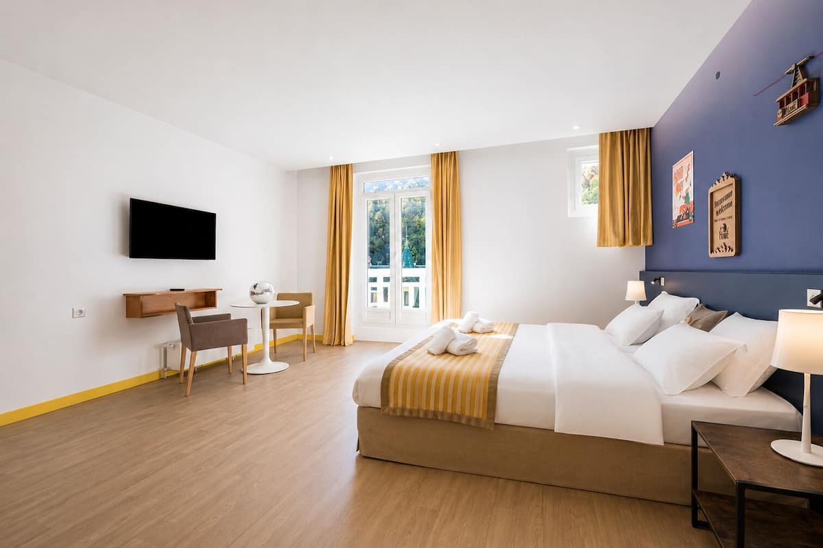 Habitación doble superior | Ropa de cama de alta calidad, colchones Select Comfort, cortinas opacas