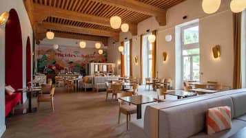 Petit déjeuner buffet (18.50 EUR par personne)