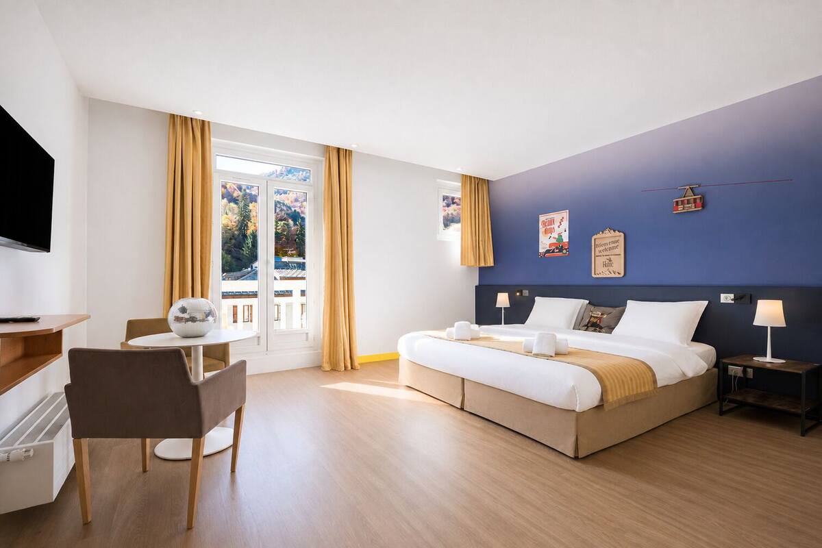 Habitación cuádruple básica, accesible en silla de ruedas | Ropa de cama de alta calidad, colchones Select Comfort, cortinas opacas