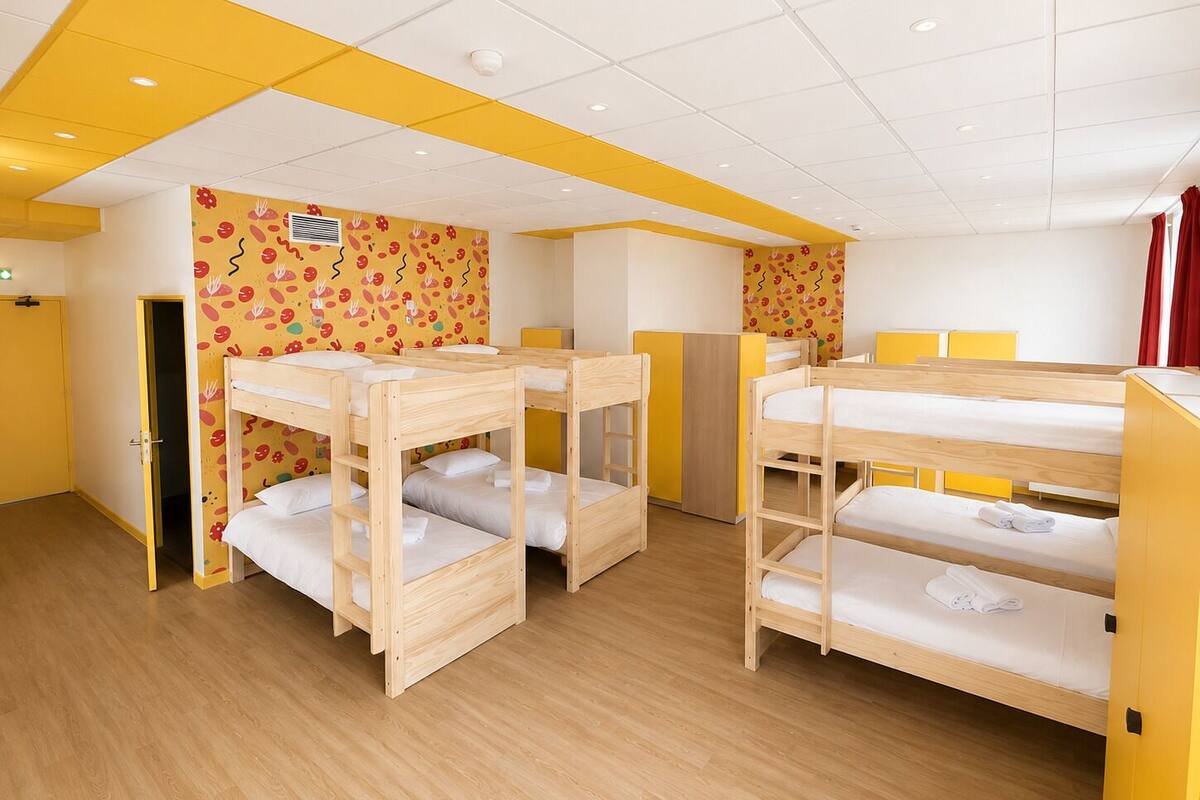 Dormitorio compartido | Ropa de cama de alta calidad, colchones Select Comfort, cortinas opacas