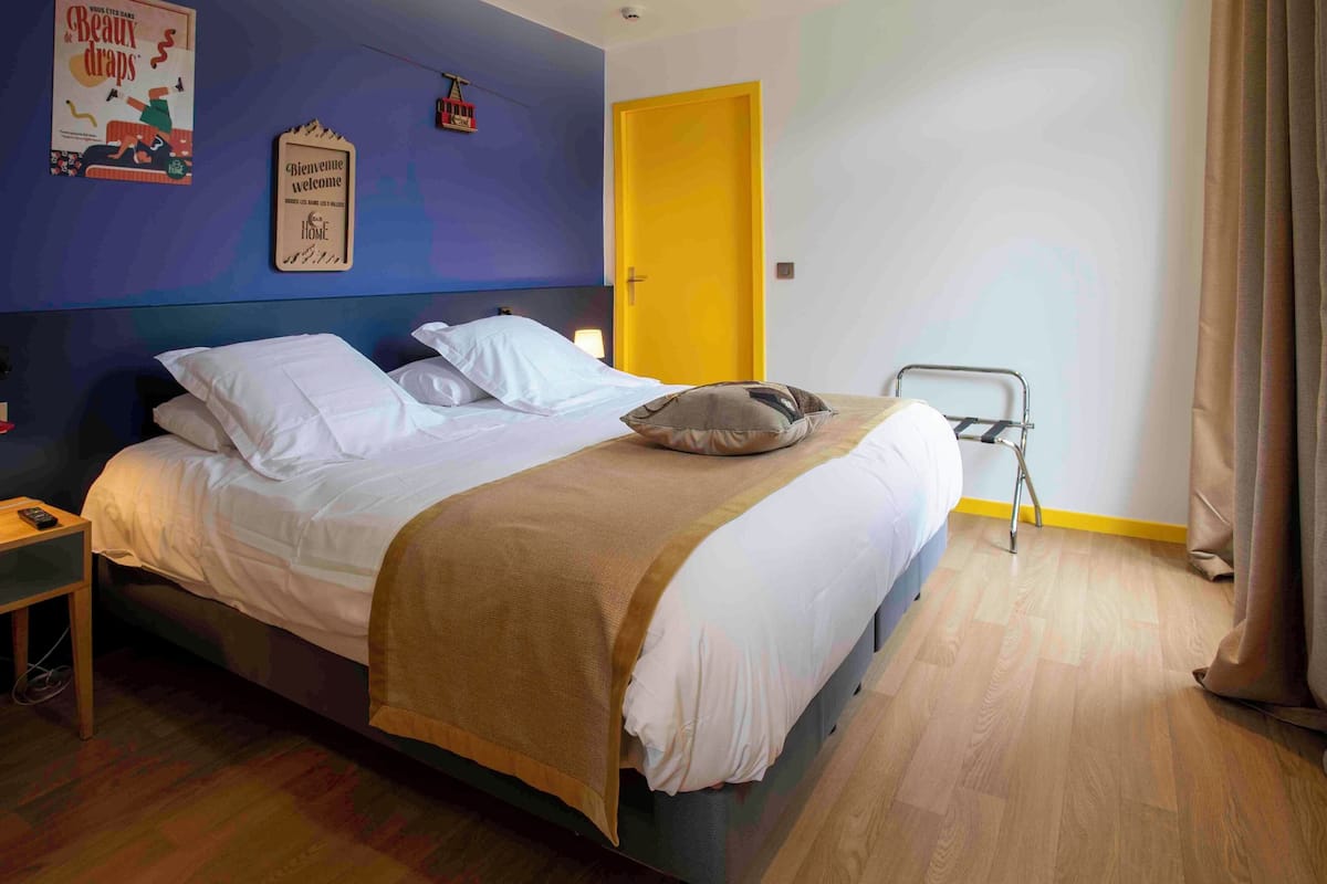 Habitación cuádruple superior | Ropa de cama de alta calidad, colchones Select Comfort, cortinas opacas