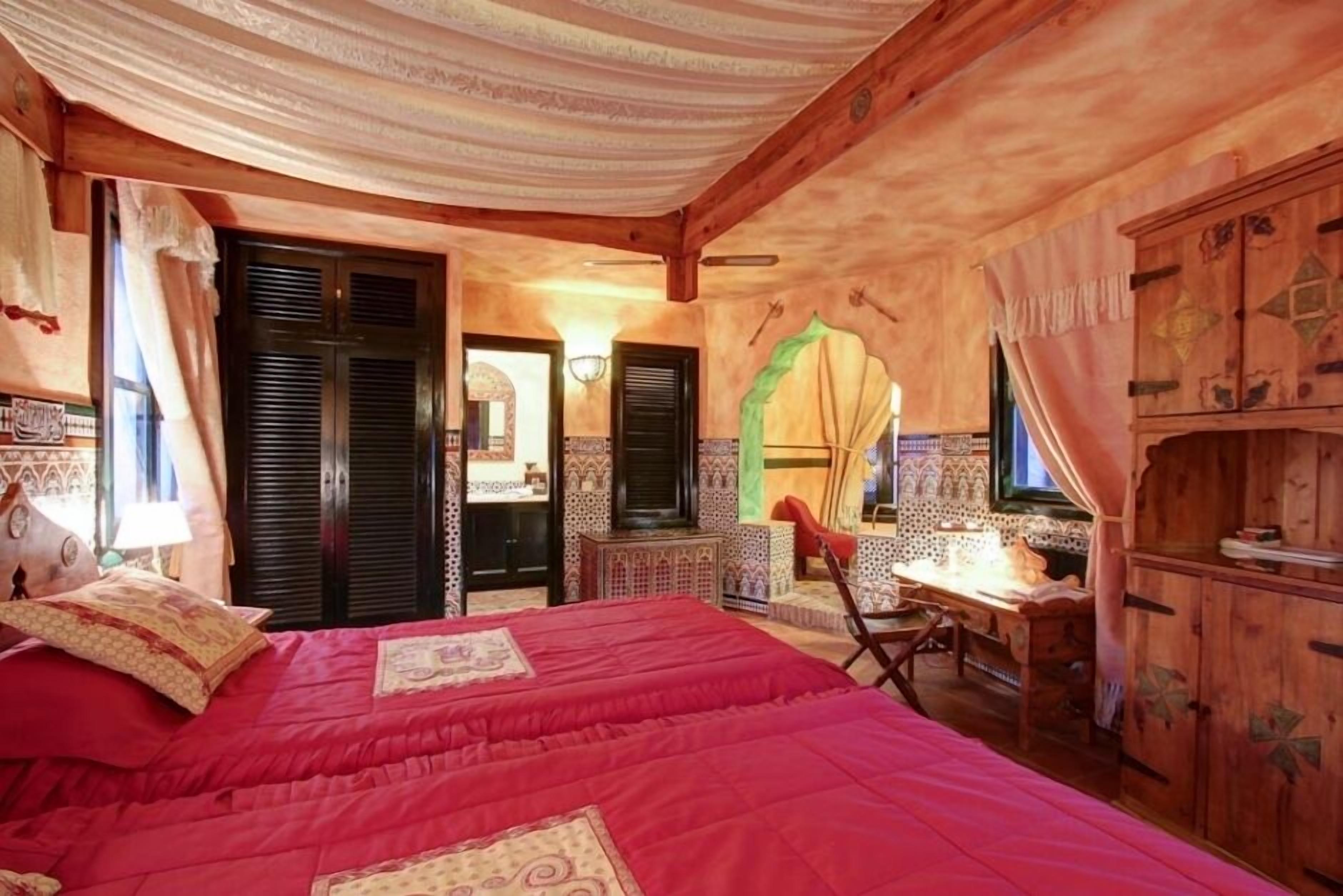 deluxe room (with jacuzzi bathtub) | minibar, in-room safe, desk, cots/infant beds