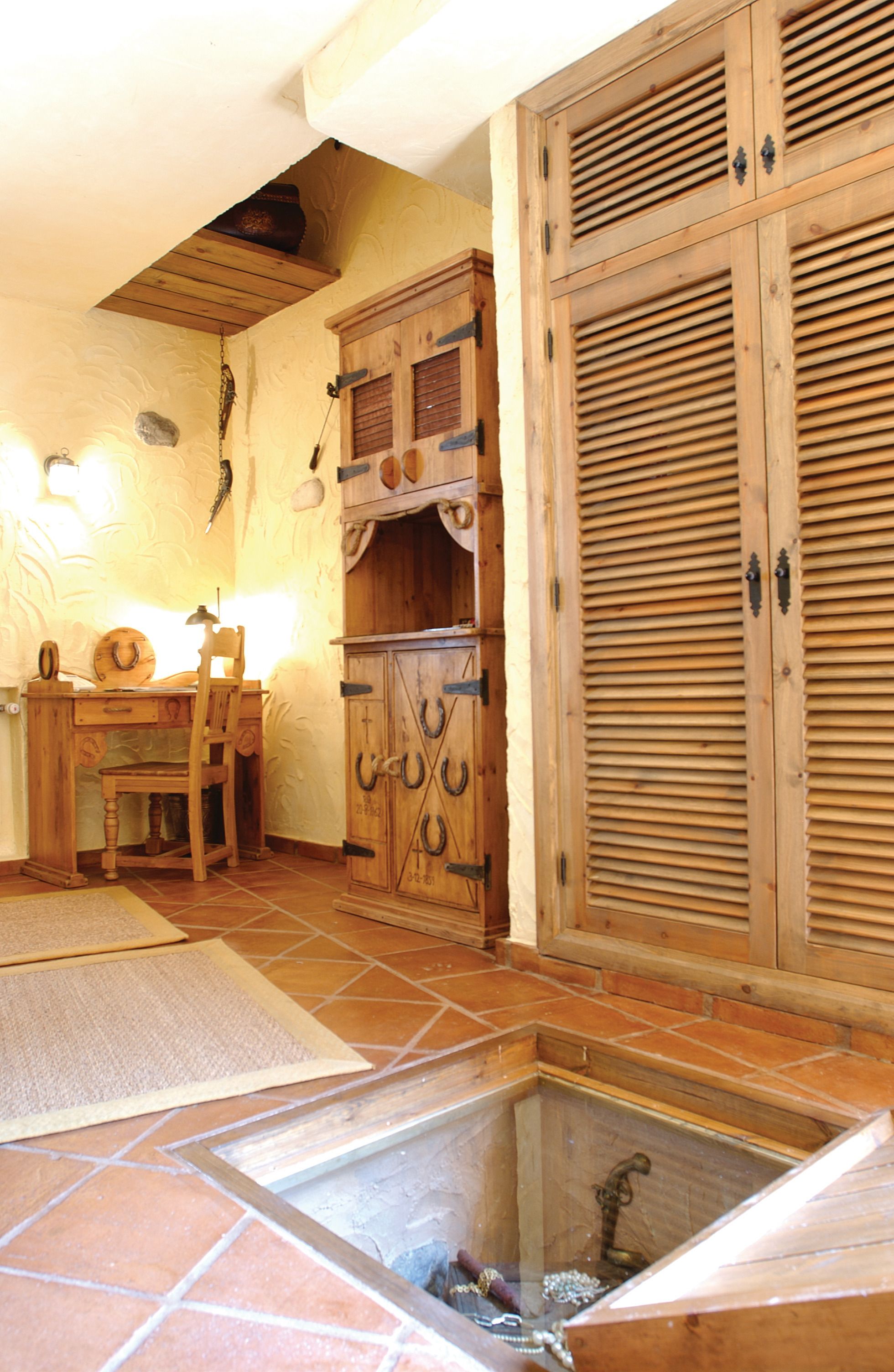 superior room | minibar, in-room safe, desk, cots/infant beds