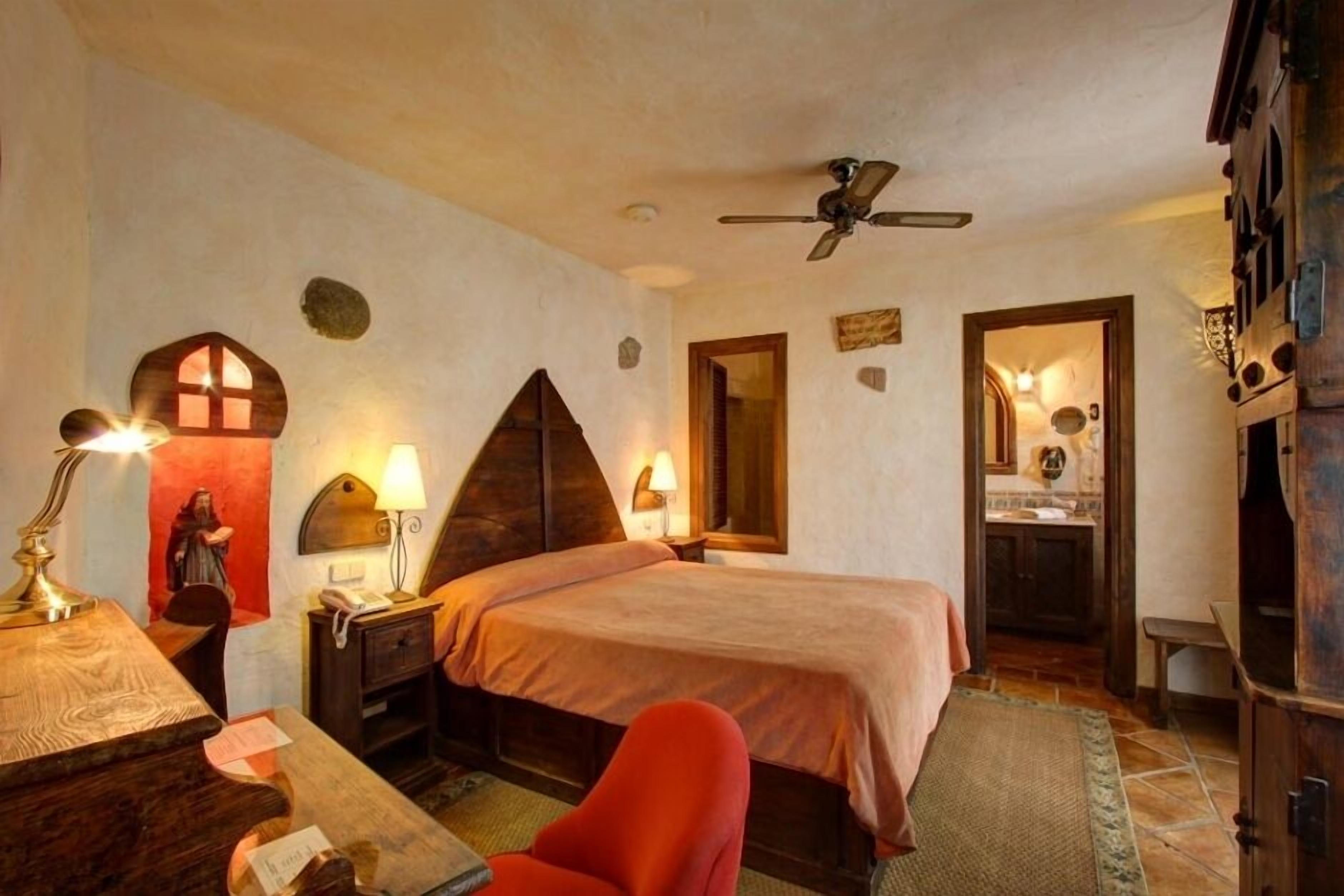 standard room | minibar, in-room safe, desk, cots/infant beds