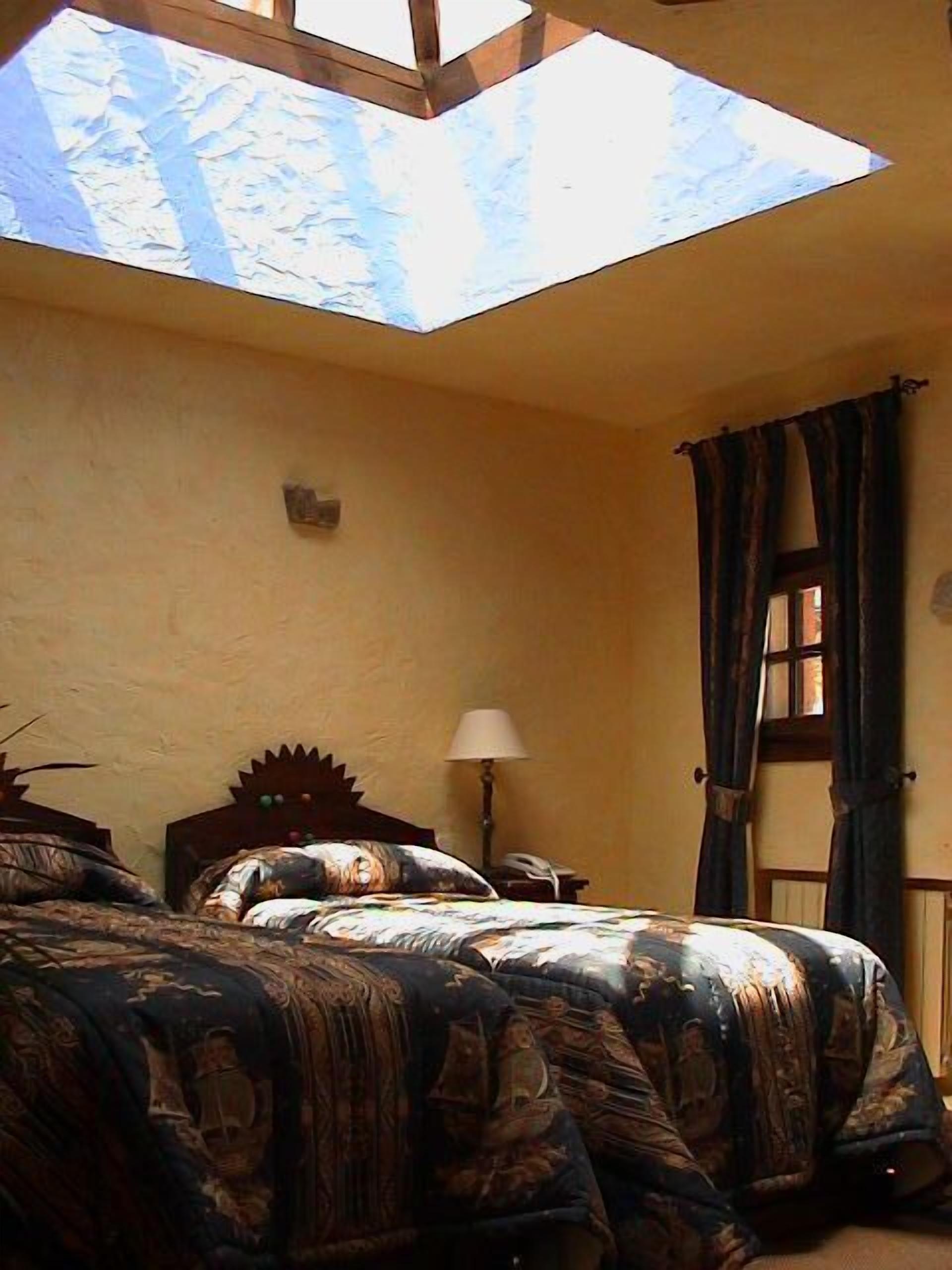 deluxe room (with jacuzzi bathtub) | minibar, in-room safe, desk, cots/infant beds