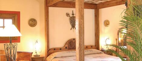 Camera Deluxe (with Jacuzzi Bathtub) | Minibar, una cassaforte in camera, una scrivania