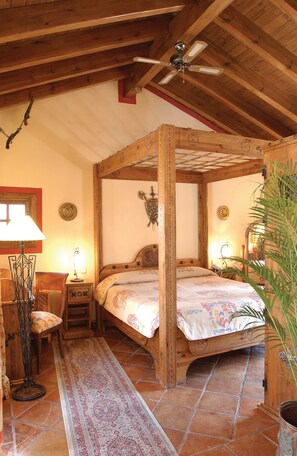 デラックス ルーム (with Jacuzzi Bathtub) | ミニバー、セーフティボックス (室内)、デスク、ベビーベッド