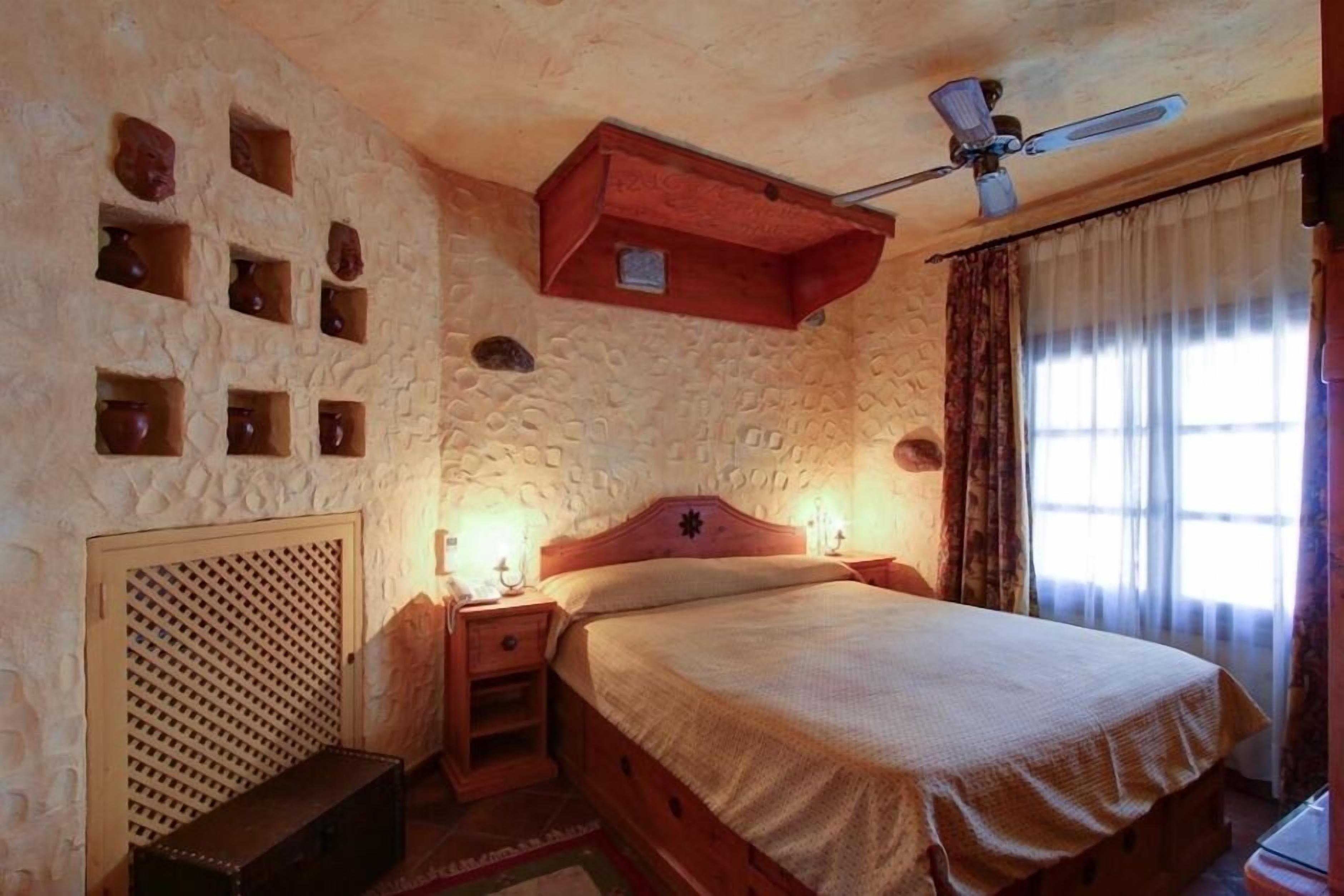 standard room | minibar, in-room safe, desk, cots/infant beds