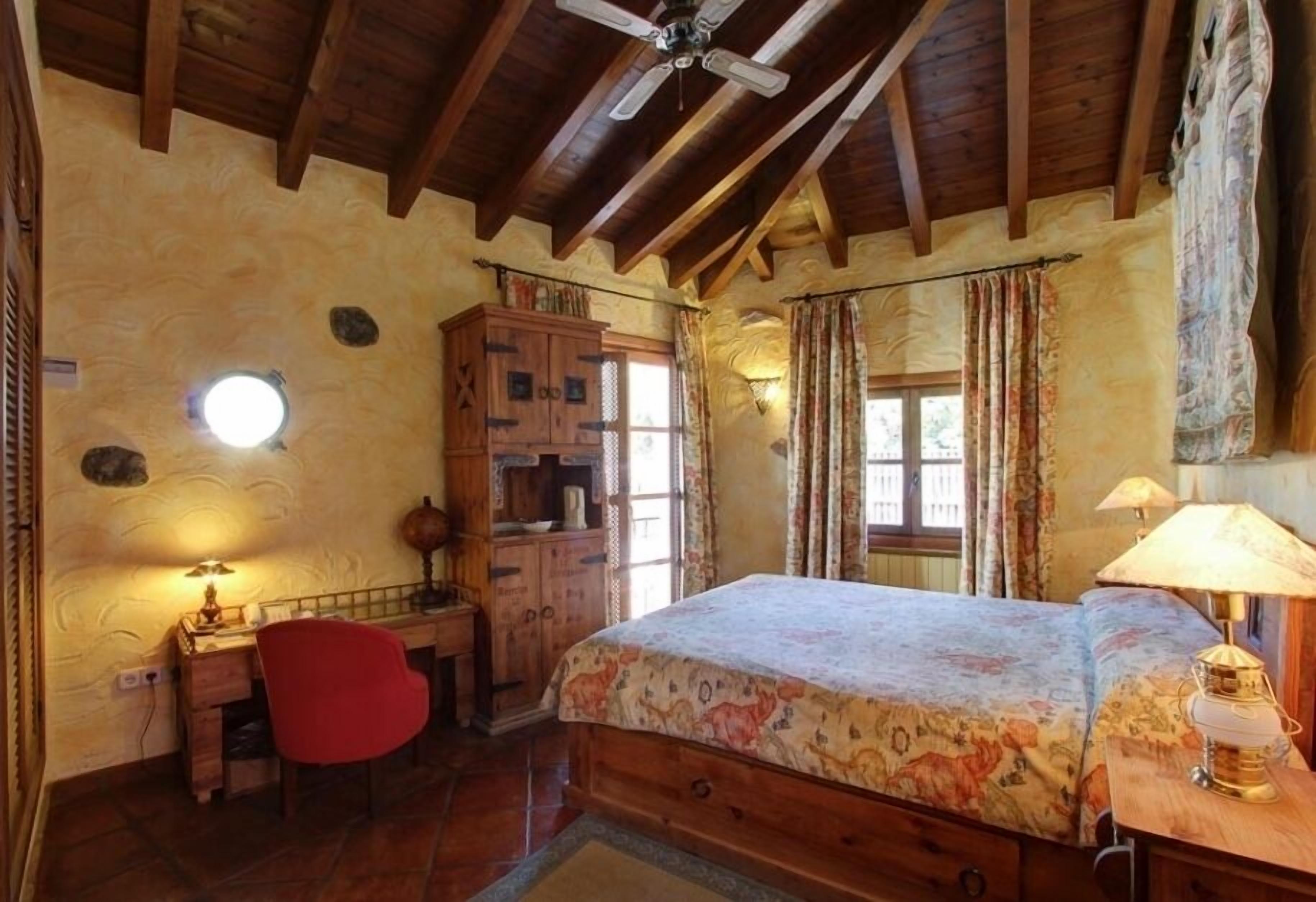 superior room | minibar, in-room safe, desk, cots/infant beds