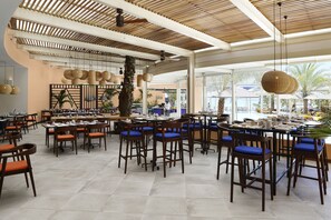 Se sirven desayunos y cocina internacional, con vista a la playa