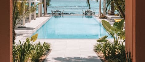 Piscine extérieure, parasols de plage, chaises longues