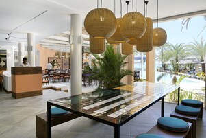 2 restaurantes; se sirve desayuno, almuerzo y cena