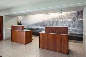 Lobby - La Quinta Inn & Suites by Wyndham Bakersfield North (Bakersfield)
