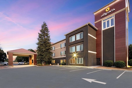 Exterior. La Quinta Inn & Suites by Wyndham Bakersfield North