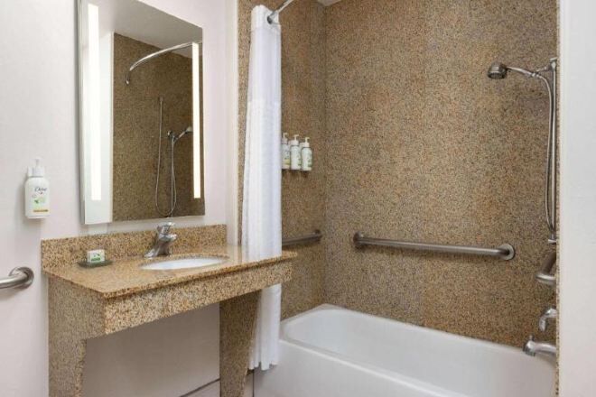 Combined shower/tub, free toiletries, hair dryer