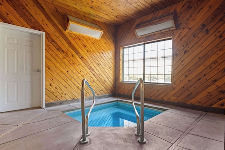 Indoor pool. La Quinta Inn & Suites by Wyndham Bakersfield North