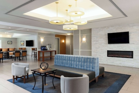 Lobby. La Quinta Inn & Suites by Wyndham Bakersfield North