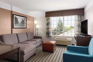 Hochwertige Bettwaren, Schreibtisch, Verdunkelungsvorhänge