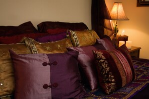 Premium bedding, individually decorated, individually furnished - Woodstock Inn B&B (Independence)