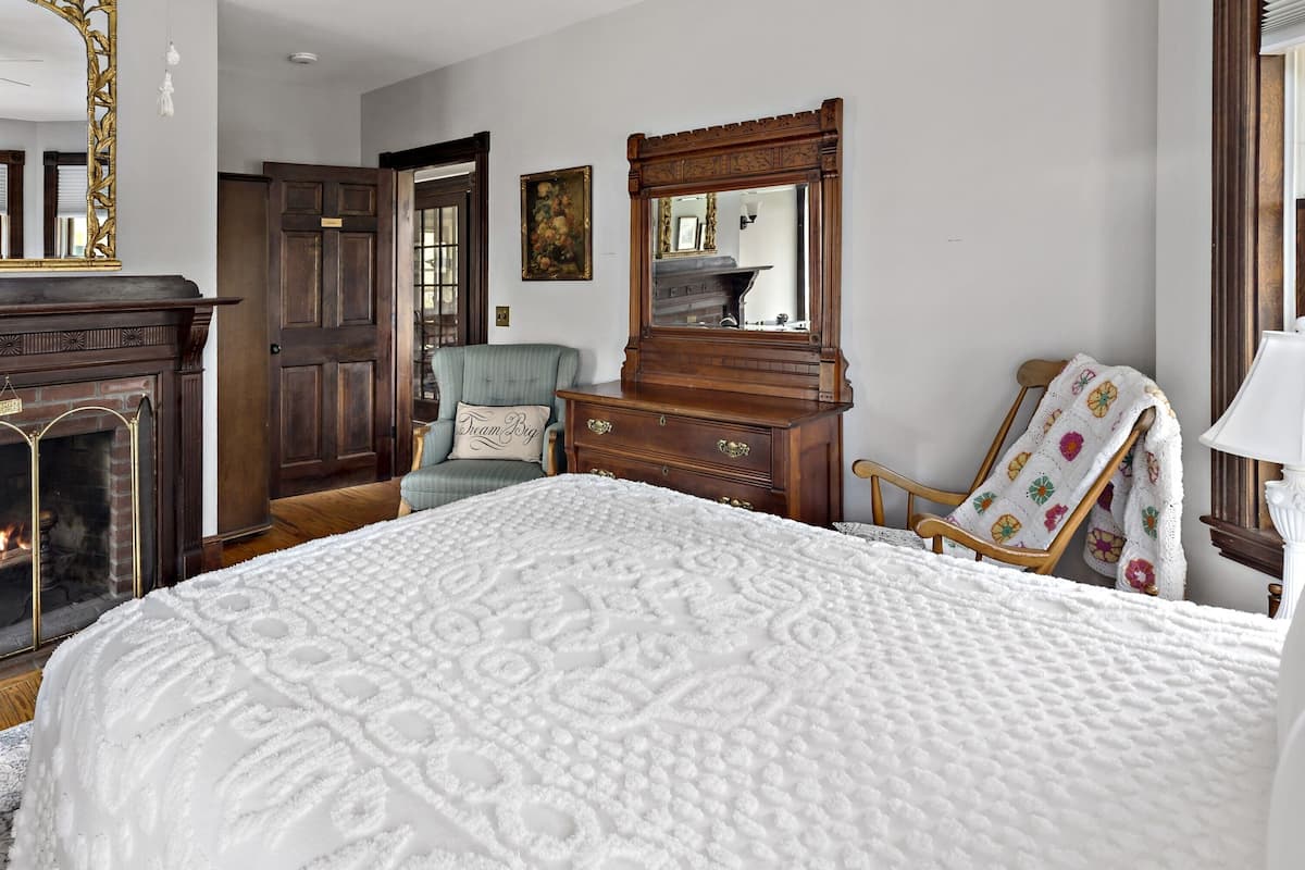 Premium Room, 1 King Bed | Individually decorated, free WiFi, bed sheets