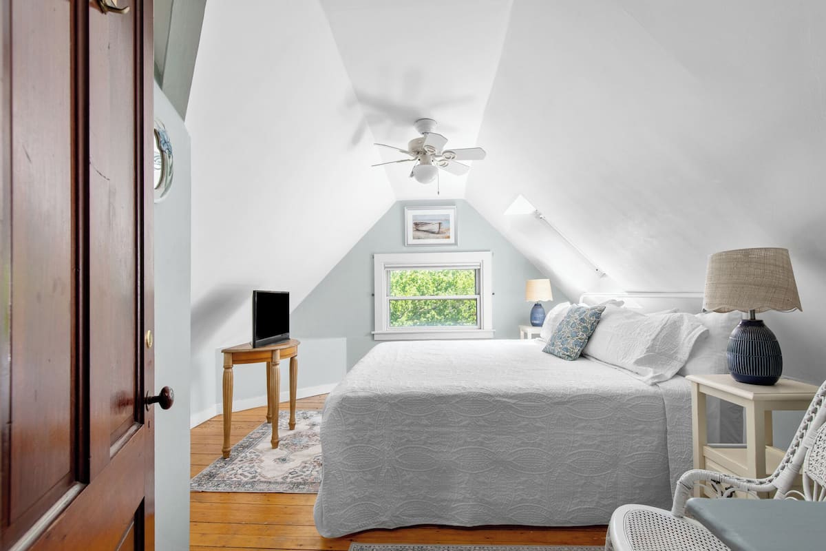 Standardzimmer, 1 King-Bett, Nichtraucher (No Pets) | Kostenloses WLAN, individuell dekoriert, Bettwäsche