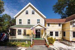 Front of property - The Inn at the Oaks (Eastham)