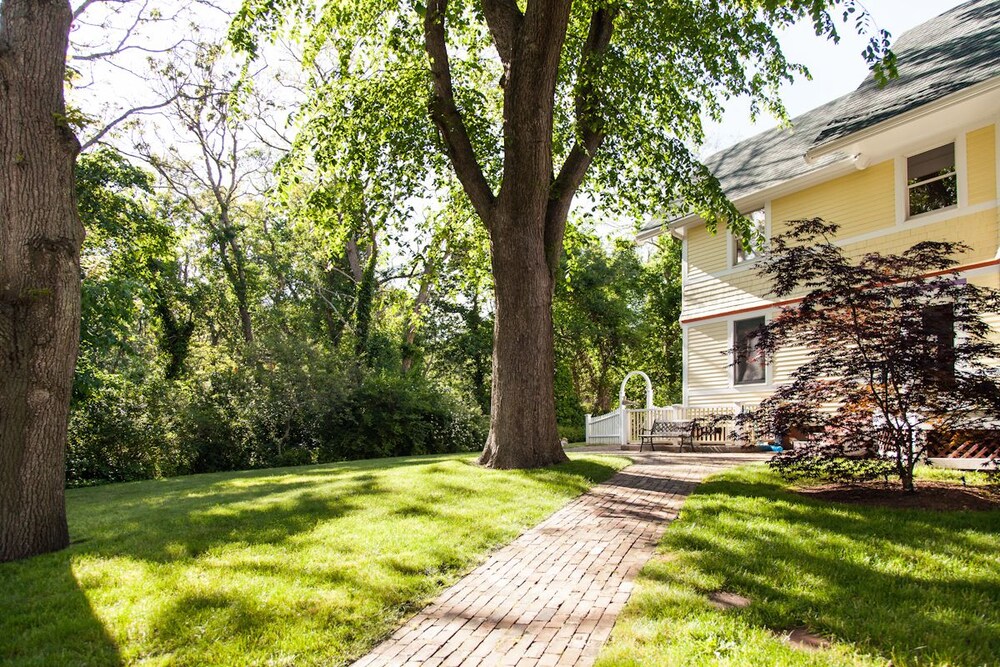 Inn at the Oaks by null