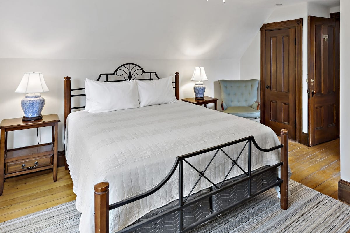 Deluxe Room, 1 King Bed (No Pets) | Individually decorated, free WiFi, bed sheets