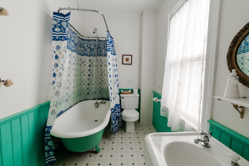 Inn at the Oaks by null