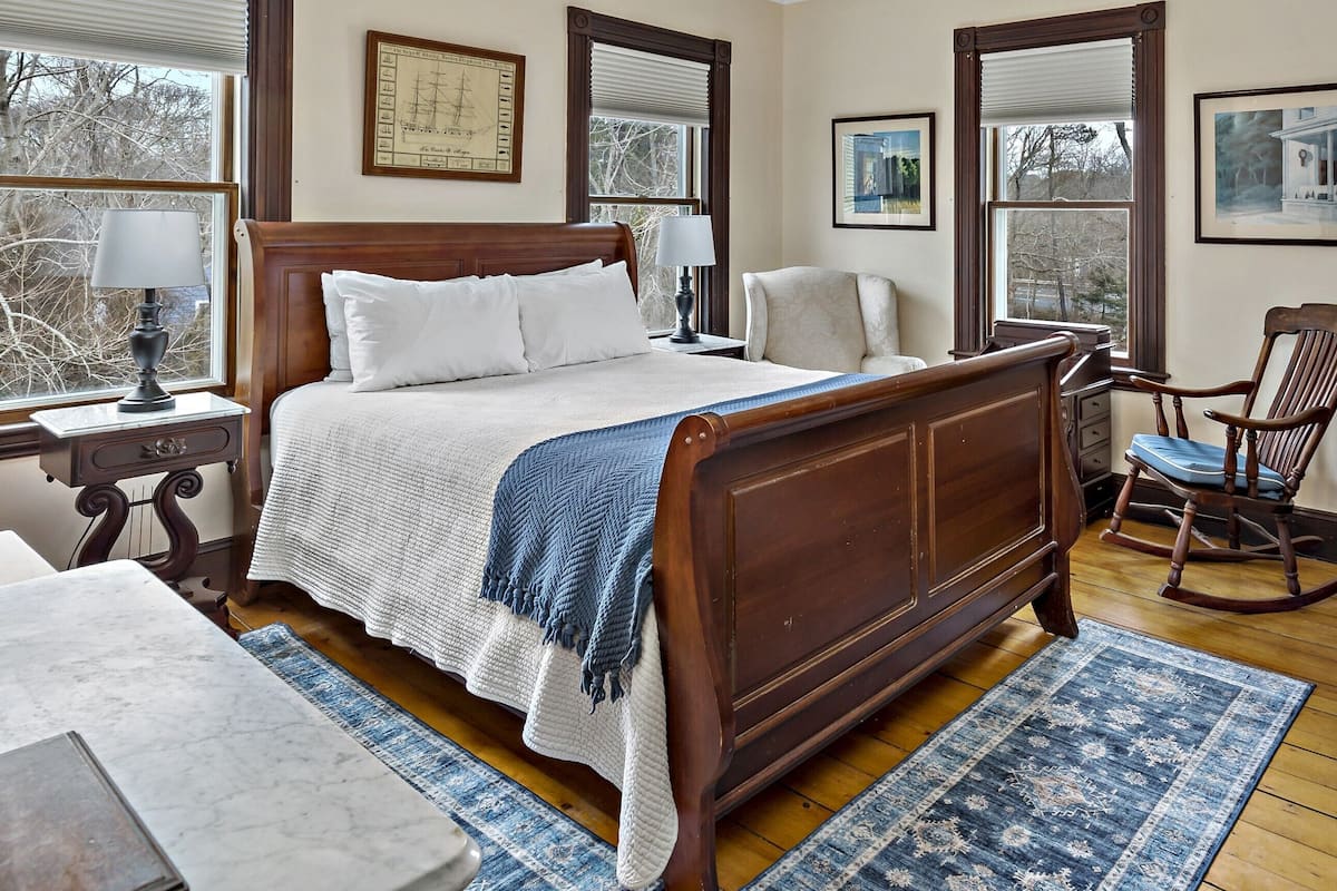 Premium Room, 1 Queen Bed, Non Smoking (Deluxe, No Pets) | 1 bedroom, individually decorated, free WiFi, bed sheets