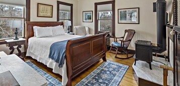 Premium Room, 1 King Bed, Non Smoking (Deluxe, No Pets) | Individually decorated, free WiFi, bed sheets