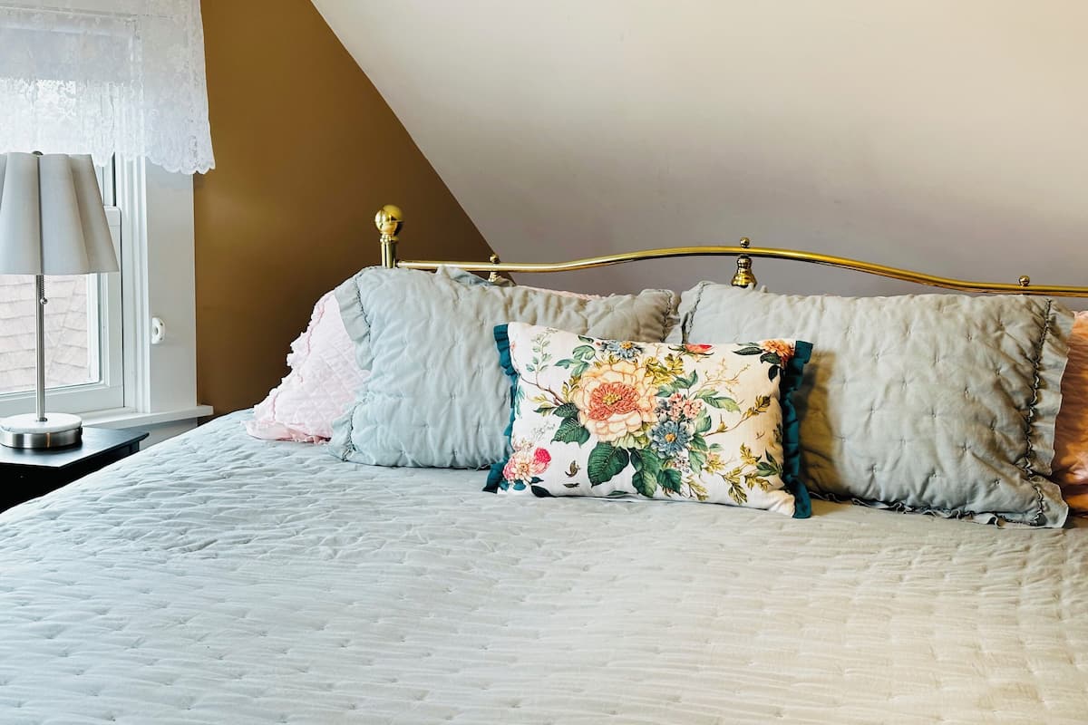 Economy Room, 1 Bedroom, Non Smoking (No Pets) | Individually decorated, free WiFi, bed sheets