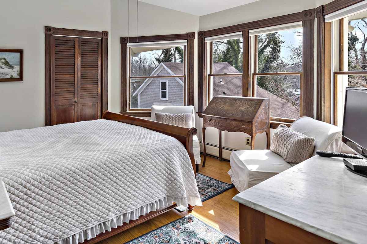 Deluxe Room, 1 Queen Bed (No Pets) | 1 bedroom, individually decorated, free WiFi, bed sheets