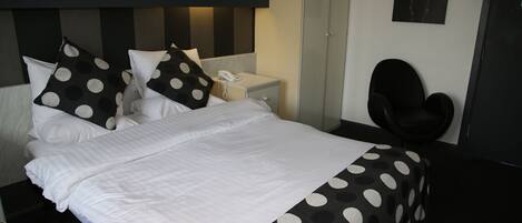 Habitació triple clàssica | Roba de llit hipoal·lergògena, caixa forta a l'habitació i escriptori