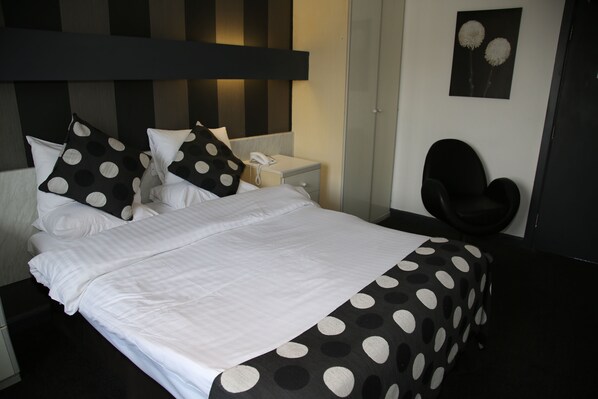 Classic Triple Room | Hypo-allergenic bedding, in-room safe, desk, WiFi - Inn On The Prom Hotel (Lytham St. Anne's)