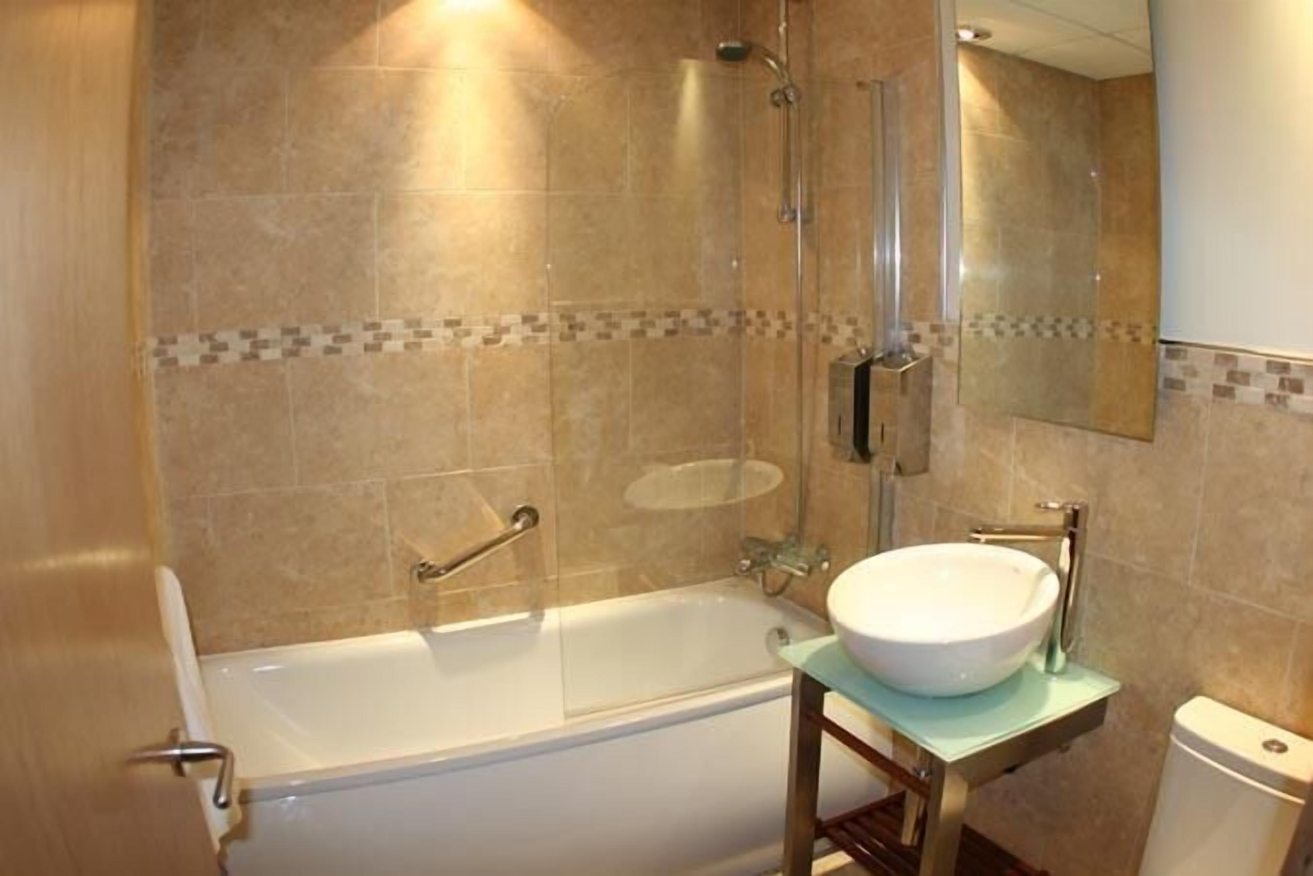 Une salle de bain avec une baignoire, un lavabo et des toilettes.