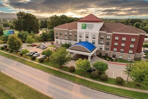 Front of property - Holiday Inn Express and Suites Springfield Medical District by IHG (Springfield)