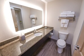 Habitación, varias camas, con acceso para personas discapacitadas (Communication, Mobility) | Baño | Tina con regadera, secadora de cabello, toallas 