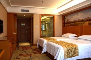 A hotel room with two beds, a television, and a painting on the wall. - Vienna International Hotel (Beijing Niujie Guang'anmennei Subway Station Branch) (Beijing)