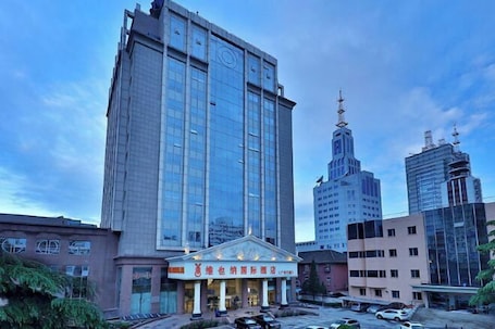 Exterior. Vienna International Hotel (Beijing Niujie Guang'anmennei Subway Station Branch)
